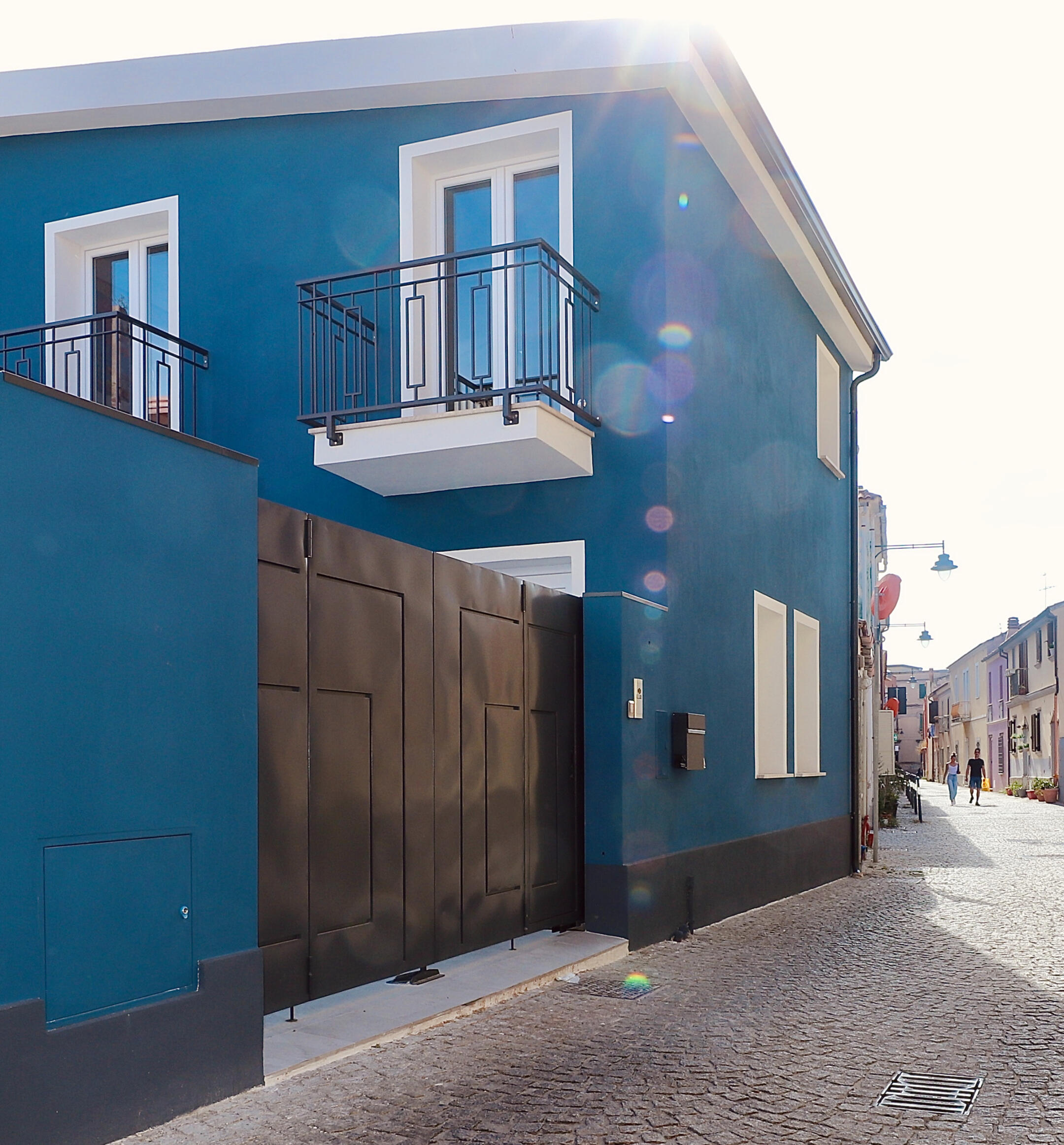 Spacieuse maison de ville d'Olbia attend. Bienvenue dans notre superbe maison de ville big Monumental, entièrement rénovée et mitoyenne, nichée en plein cœur du centre historique d'Olbia. Entièrement équipée, elle est idéale pour 2 à 6 personnes. Explorez